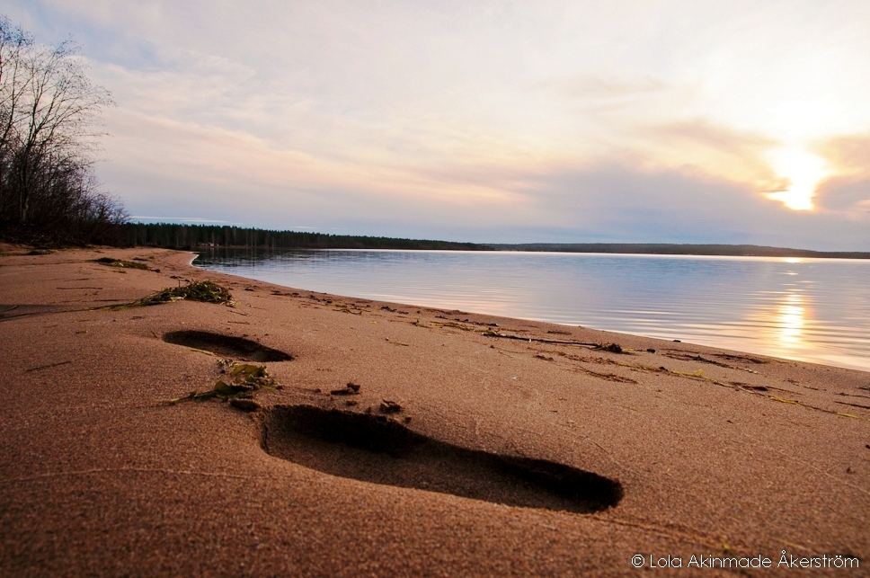 Footsteps at the beach - Photography by Lola Akinmade Åkerström Footsteps at the beach - Photography by Lola Akinmade Åkerström
